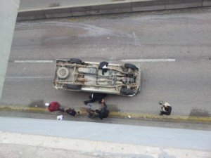 انقلاب سيارة في نفق الدوار السابع .. صور