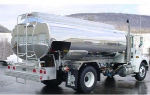 مجهولون يسرقون شاحنة 'فيول' ويخطفون سائقها بمعان