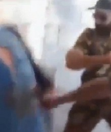 بالفيديو .. جنود "الأســد" يطعنون معارضين حتى الموت