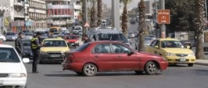 مواطن يغلق شارع المدينة الرياضية بسيارته احتجاجا على مخالفة سير .. فيديو