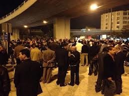 مواطن يهدد بحرق ابناءه الـ 8 على دوار الداخلية