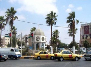 إربد: محتجون يغلقون الشارع الرئيسي أمام مبنى المحافظة