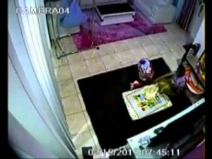 في السعودية : خادمة تعتدي بالضرب على رضيع بطريقة غير معقولة