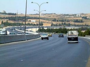 أجور على سالكي طريق المطار بعد إنجازه في حزيران