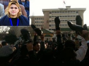 الحروب تتعرض للأتهامات والشتائم من مسيرة تخللها رفع الأحذية امام النواب