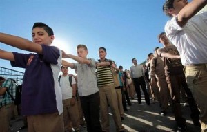 مواطن يعتدي على مدرسة لانزعاجه من صوت الاذاعة