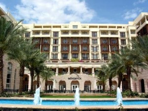 وقفة إحتجاجة لموظفي الموفنبك في العقبة للمطلبة بزيادة رواتبهم