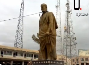 فيديو : لحظة سقوط تمثال حافظ الأسد في الرقة
