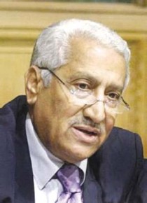 النسور يصلي على عيسى بعد مقاطعة السعود لحديثه