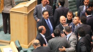 اسلحة تحت قبة البرلمان ومشاجرات ورفع الجلسة...صور