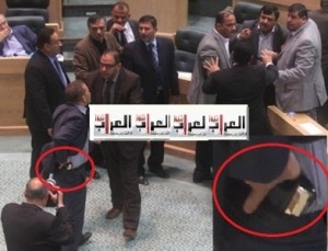 ( بالفيديو ) .. طوشة النواب والعدوان يحاول اشهار سلاحه داخل المجلس