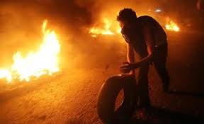 شباب بني خالد يحرقون بلدية الحمراء إحتجاجاً على عدم إنارة الشوارع