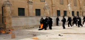 بالفيديو .. اشتعال جندي اسرائيلي في الاقصى