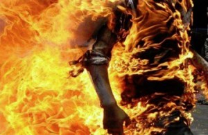 رمثاوي يحرق نفسه امام مركز امني