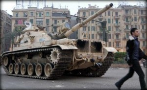 آليات الجيش المصري تنتشر لتأمين "القاهرة"