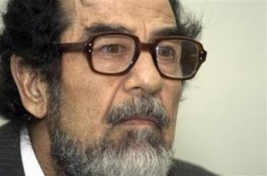 صور نادرة تثبت وجود امريكيين خِلال محاكمة صدام حسين