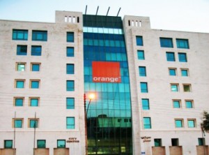 معتصمون : اورانج منعتنا من أداء الصلاة - فيديو