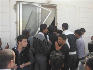 احتجاج وغضب في جامعة آل البيت بعد اهانة المصحف من عبدة شياطين صور وفيديو