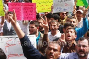 هتافات شديدة اللهجة بوقفة الحسيني (صور)