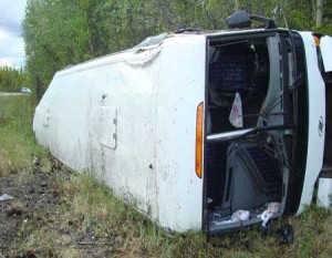 اصابة 4 من مرتبات الأمن العام في تدهور حافلة على الطريق الصحراوي