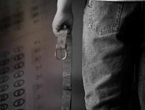 طلبة يعتدون بالضرب المبرح على معلم في الازرق