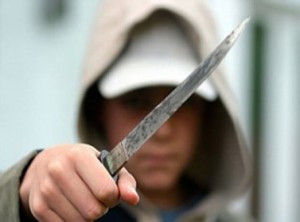 طعن عشريني أمام بوابة جامعة مؤته على يد احد أقربائه