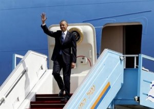 اوباما أول رئيس أمريكي ينحني أمام العلم الفلسطيني ..! (صورة)