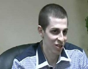 اعترافات مثيرة ولأول مرة من “شاليط” : لم أجرؤ على الخروج من الدبابة خوفاً من الفلسطينيين