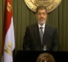 مرسي في تصريحات شديدة اللهجة يتعهَّد بمحاسبة كل الساسة المتورطين في العنف