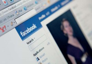 عمان: القبض على عصابة متخصصة في سرقة صفحات موقع التواصل الاجتماعي (الفيس بوك)