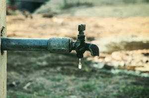 الاحتجاجات العمالية تعم المملكة وقطع المياه ينذر بأزمة