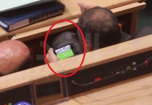 وزير يلعب كرة قدم بهاتفه اثناء كلمة النسور – فيديو