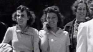 حقيقة المراهقة التي كانت تستخدم الموبايل قبل 75 سنة - فيديو