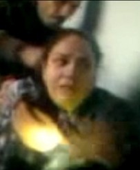 بالفيديو ..شبيحة الاســــد يخلعون حجاب سيدة ويقصون شعرها وشعر زوجها