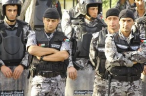 سائق يدهس11 رجل أمن أمام مجلس النواب ويلوذ بالفرار