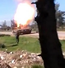 بالفيديو .. شاب سوري يفجر دبابة بمفرده