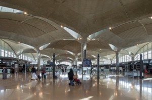 صالات المدخنين أوسع من المسجد في المطار