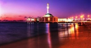 بالصور....المسجد العائم يستقطب الزوار والسياح للصلاة