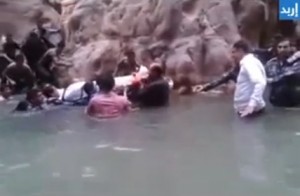 شاهد بالفيديو .. اخراج جثمان الجراح من شلالات ماعين