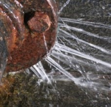 انفجار الخط الناقل لمياه سد الملك طلال..!