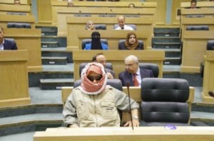 النائب رقيبات يدخل البرلمان ملثماً