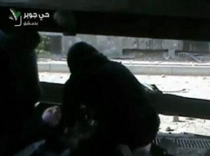 فيديو مؤثر يظهر إنقاذ امرأة من قبل الجيش الحر