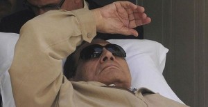 بث مباشر....وصول مبارك ممدداً على سرير إلى قاعة المحكمة