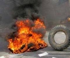 محتجون يغلقون الطريق الواصل بين صويلح و محافظات الشمال