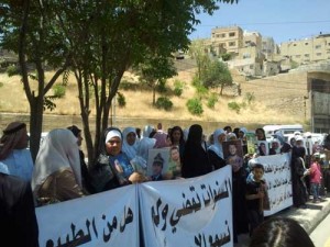 مناوشات بين أهالي الاسرى والامن امام الديوان