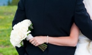 شاهد بالفيديو:عروسان يمنيان يغرقان في مشهد أبكى الملايين