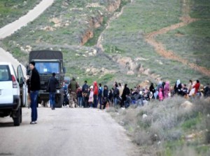 الاردن يستقبل آلاف السوريين بينهم 17 مصابا