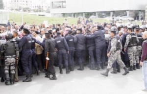 "معتصمو اورانج" يلوحون باقامة خيمة اعتصام امام الشركة