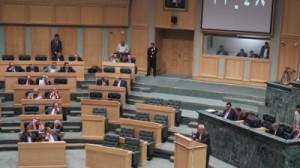 ارتفاع عدد حاجبي الثقة عن الحكومة والنسور يفكر بسحب طلب الثقة