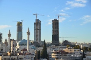 بالفيديو .. قفز مظلي من اعلى ابراج العبدلي في عمان